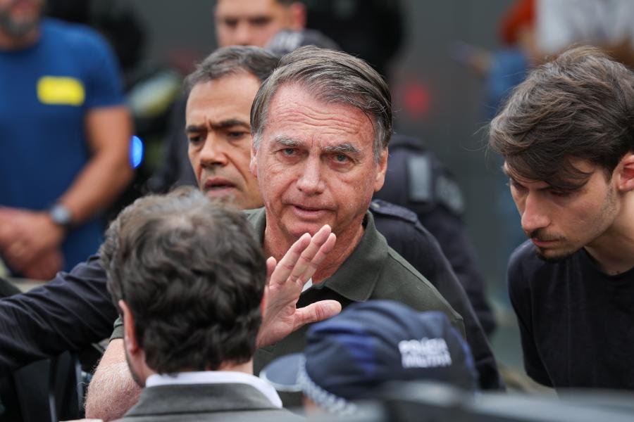 Defesa de Jair Bolsonaro pede a suspensão da execução da pena na revisão criminal e desiste no mesmo dia