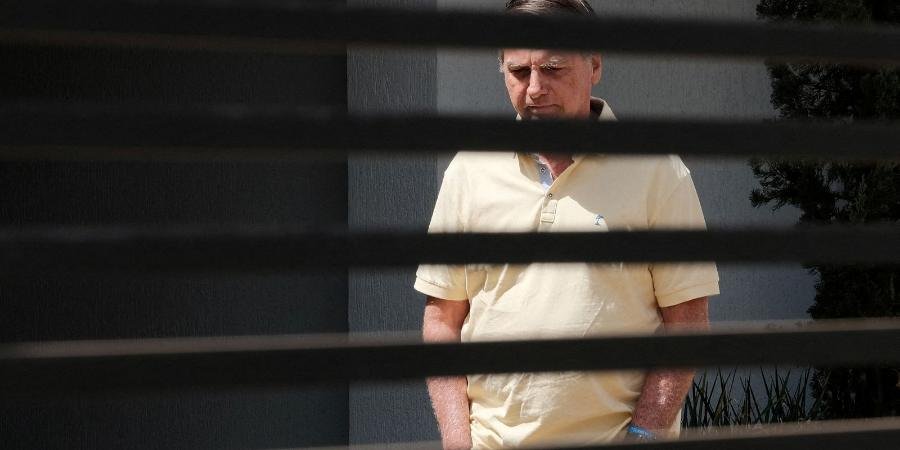 Defesa de Bolsonaro pede ao STF o fim da restrição de visitas de Flávio na prisão domiciliar