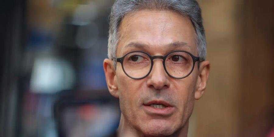 TRE de Minas vai apurar o uso de celular por Romeu Zema na cabine, conduta que seu presidente classificou como crime