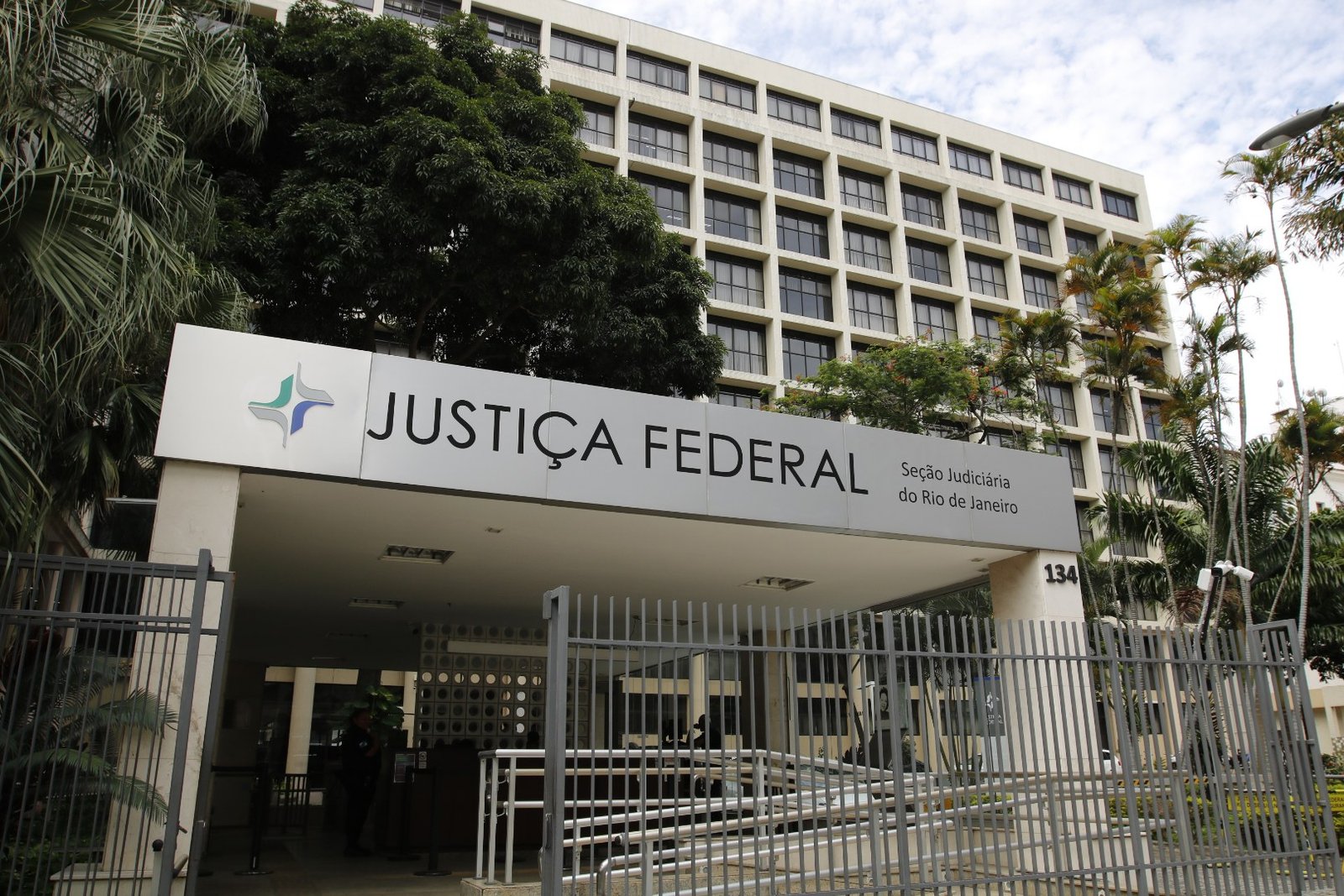 Callegari sustenta que a cessão de conta de laranja do artigo 171 do Código Penal é lei mais benéfica e retroage sobre condenações por lavagem