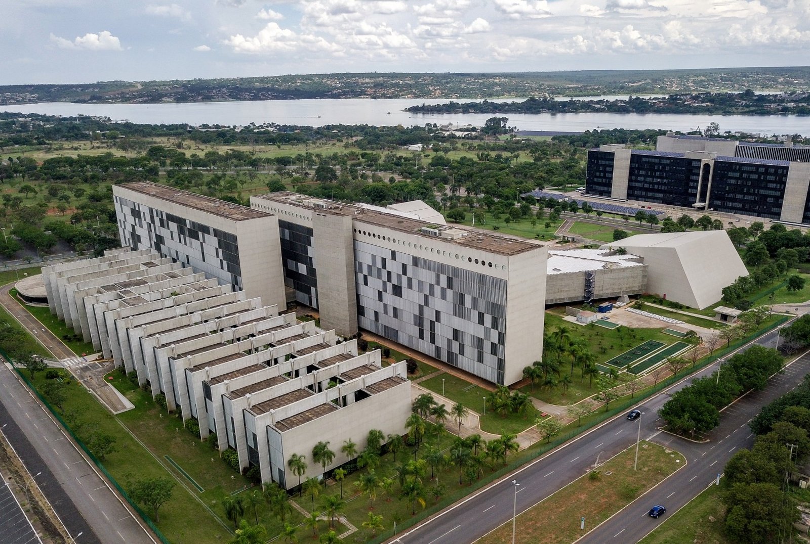 Estreia do filtro de relevância: a Primeira Seção do STJ fixa o primeiro tema negativo e a Corte reconhece a primeira questão relevante