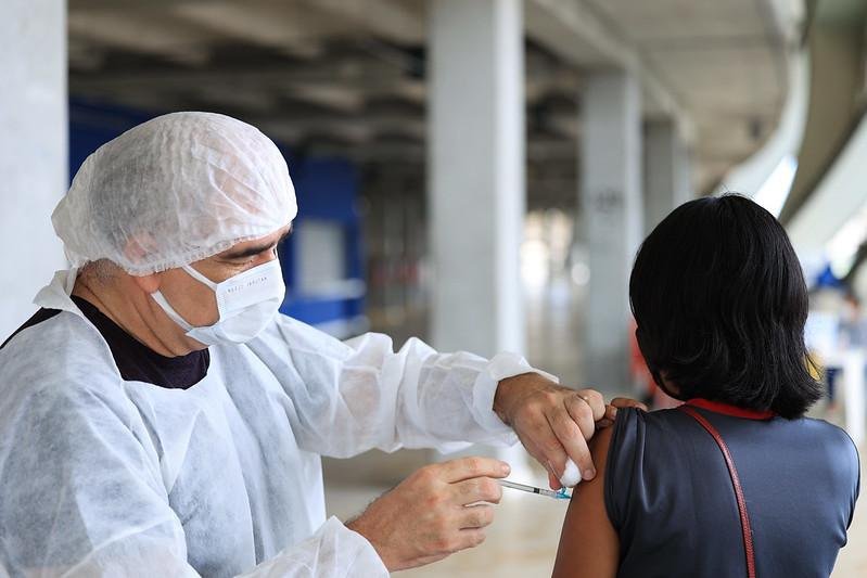 Projeto cria no Código Penal o crime de divulgar informação falsa sobre vacinas e tratamentos