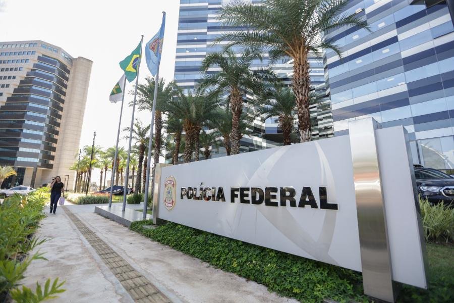 Polícia Federal cumpre seis buscas em Niterói contra juiz estadual suspeito de favorecer imobiliárias, com mandados expedidos pelo STJ