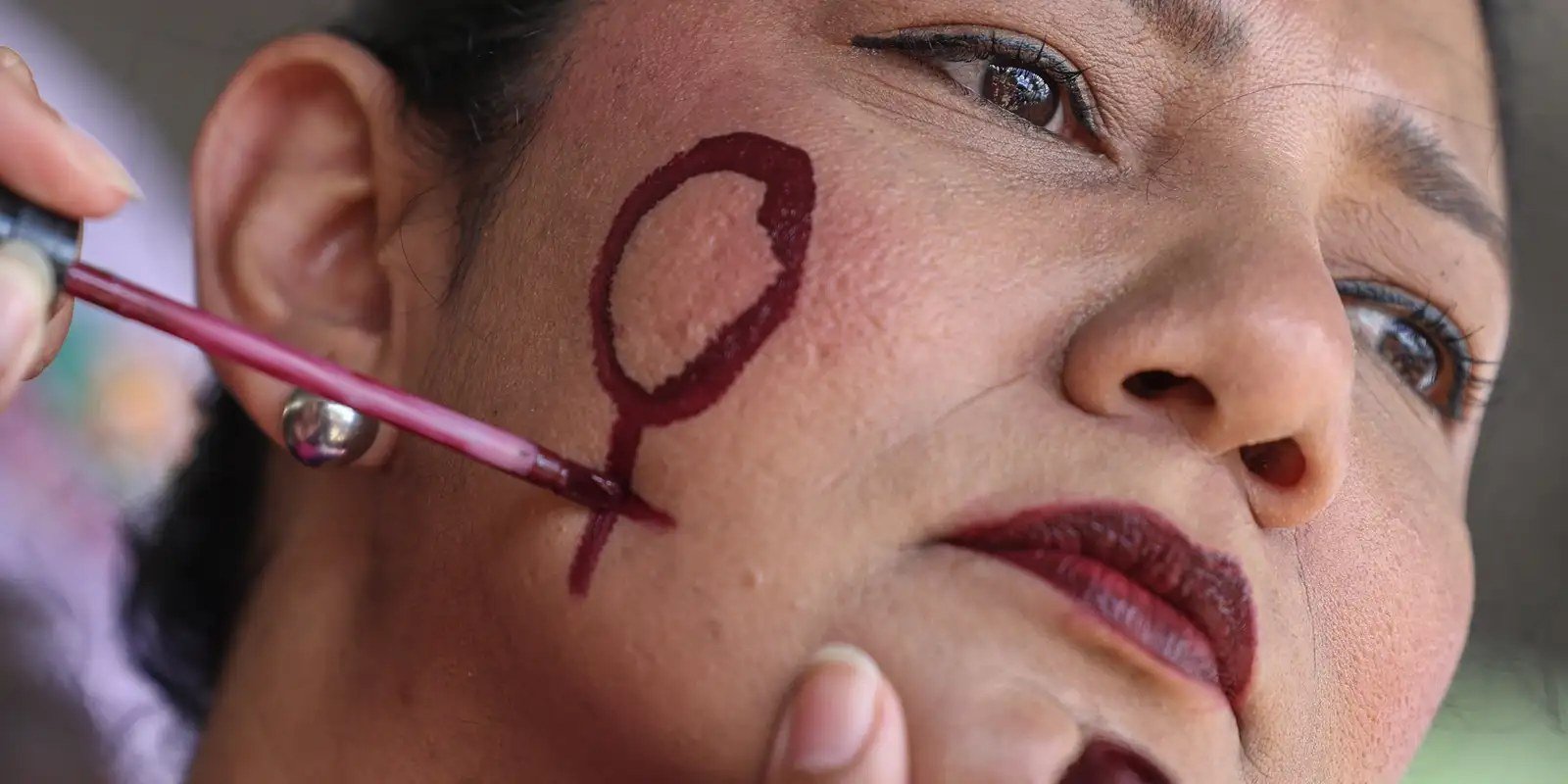 Deputada federal eleita mais jovem do país entra em programa de proteção após ameaças de morte e de estupro nas redes