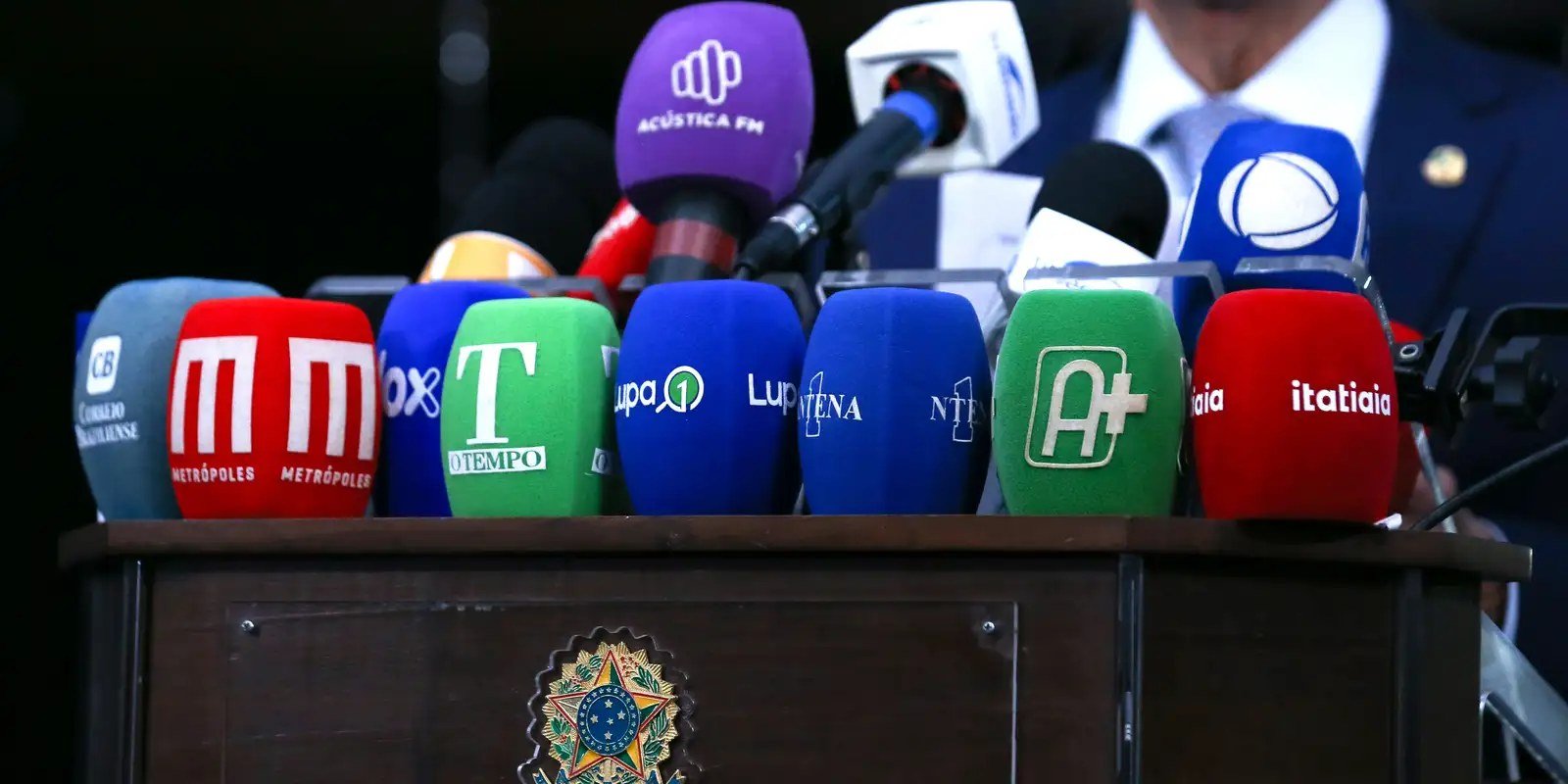 Levantamento registra 14.182 ataques a jornalistas no primeiro turno, e mulheres concentram 64,8% dos casos identificados