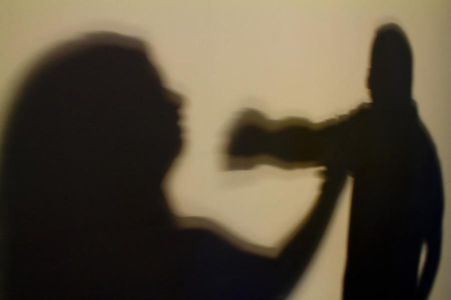 Vara especializada do Rio condena quatro homens a 15 anos por estupro coletivo de adolescente
